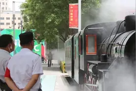 图解郑州丨郑州街头的“蒸汽火车”，不愧是“火车拉来的城市”！图片