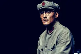 演员胡兵：被贴上“偶像”标签的二十年 我选择演一位军人视频封面