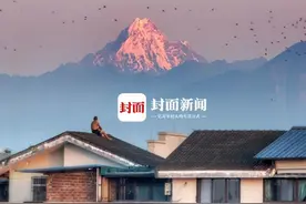 摄影师拍下观山大叔 网友惊呼：许你一个看山的屋顶视频封面