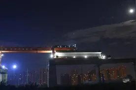 画面舒适！高铁施工成“大型积木现场”视频封面