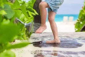 夏天让孩子脱掉袜子、光着脚丫，会让宝宝游玩更舒畅图片