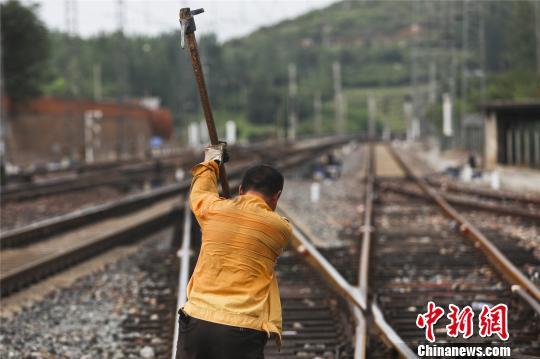 汗如雨下 铁路工人“热浪”换轨保平安