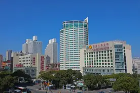 9岁小女孩为啥总爱“瞟人”？原来是得了斜视病图片