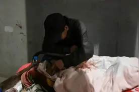58岁流浪汉带不足月女婴露宿，拒救助视频封面