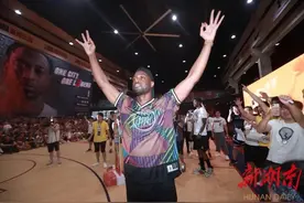 NBA球星韦德来长与球迷互动图片