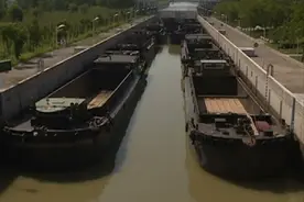 【视频】连云港新沂河枢纽船闸开闸，300多艘货船依次通航视频封面