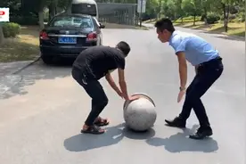 【视频】景观道石墩拦路，好居民烈日下奋力搬离视频封面