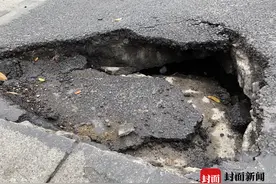 绵阳涪江三桥引桥路面碾出窟窿  8个月前曾进行过维修视频封面