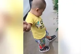 宝宝很喜欢玩水，尤其更下雨天玩得更开心，萌娃的样子太可爱了图片