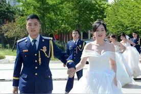 情定火焰蓝 戎装见证他们的爱情图片