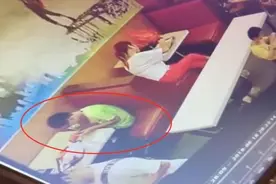 男童华莱士内充电玩手机 突遭电击倒地 医院抢救2小时后身亡图片