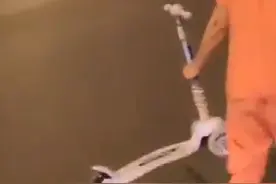 深夜，2岁小男孩穿着纸尿裤骑着滑板车，独自玩耍…图片