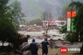 洪水为患的汶川三江：断水断电没信号 村民转运大量游客出山