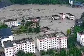 在场｜航拍镜头：汶川三江镇洪水淹房