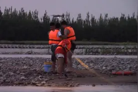 惊险！3人被困黄河浅滩 无人机“牵线”助力营救视频封面