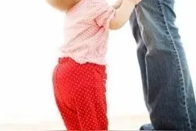 「孕婴知识」宝宝几个月站立最好？那么如何帮助宝宝练习站立呢？图片