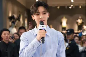 侯明昊粉丝见面会频撒糖 活润酸奶现场亲自锁CP