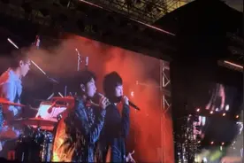 王俊凯再唱《洋葱》木子洋灵超观看五月天演唱会图片