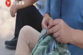 高一新生军训服开线，男老师坐操场边缝 学生：手艺不精但很贴心视频封面