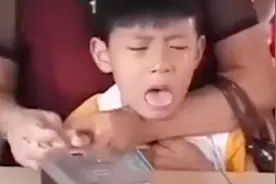 仿若触电！男孩采集指纹怕疼，紧咬手臂哭得一把鼻涕一把泪！视频封面