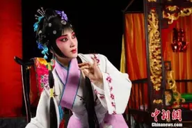 她曾因又黑又矮被老师拒之门外 今成“川剧公主”图片