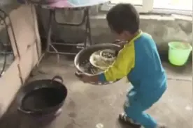 父母离婚不知去向，5岁男孩洗衣做饭照顾瘫痪爷爷，撑起一个家！视频封面