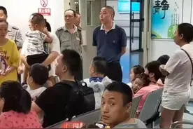 饭后出现呕吐  绵阳少年宫暑期班17名小孩入院观察治疗视频封面