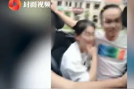 实力作死！女子单手开跑车兜风，拍视频朋友圈炫耀被警方罚款350元视频封面