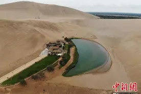 “沙漠第一泉”敦煌月牙泉身形渐“丰满”图片