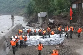 汶川水磨镇堤坝决口，洪水倒灌村庄视频封面