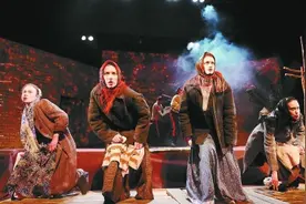 从沉重的土地上飞翔起来图片