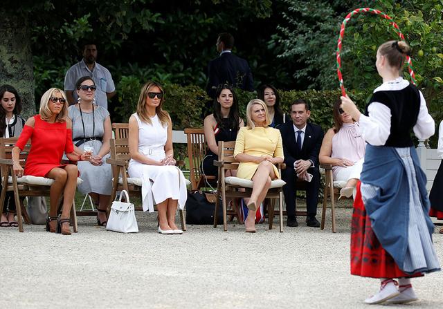 图集｜G7领导人“配偶团”品酒赏红辣椒，法美第一夫人抢眼