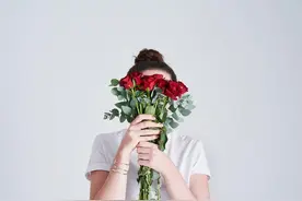 剧情反转！丈夫手捧鲜花来应诉 离婚现场变求婚现场图片