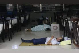 新生家长高校食堂打地铺：多陪孩子一天视频封面