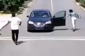 惊险！女司机忘拉手刹轿车溜车 男子不畏生死跳上车刹住视频封面