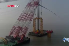 江苏完成世界首例“单桩基础风电机组”整体吊装工程