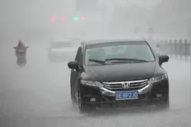 夏季出行遭暴雨要注意，教你3招，开车安全舒心图片
