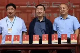 最美日历又出新款！2020年《故宫日历》正式发布，快来长见识视频封面