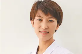 冰城“小龙女”免费用蜜蜂给你治病图片