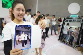 智博会·现场丨稀奇！这面镜子不仅可以拍照片还能做营销图片