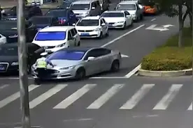 小伙开车顶撞交警，慌不择路闯进军营视频封面