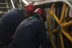 扶梯左右两侧磨损差6毫米！“左行右立”规矩要不要改？图片