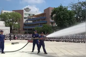 福建漳平：“开学第一课”900余新生齐上消防课