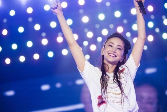 日本要设立“安室奈美惠日”？20岁奉子成婚，过气丧母离异后重攀巅峰，天后每段人生都是一剂猛药