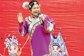 “中原女笑星”受邀来南阳市演出，逗得观众前仰后合——张晓英：戏迷一笑我就高兴图片