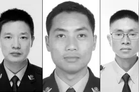 3警员勘查现场时被货车撞击，因公殉职视频封面