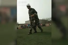 男生走路“顺拐”，还带偏军训教官