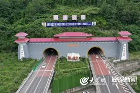 “70年 瞰四川”航拍新旧二郎山隧道口：天堑变通途图片
