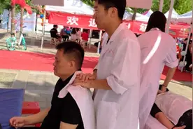 山东中医药大学迎新：为新生家长做推拿视频封面