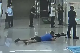 南宁特警狙杀劫持人质恶徒，化身便衣一击致命，全过程首次曝光！视频封面